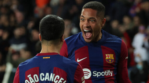 Vitor Roque comemora gol pelo Barcelona (foto: LLUIS GENE/AFP)