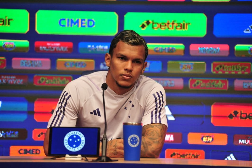 Veron dá entrevista como jogador do Cruzeiro (foto: Alexandre Guzanshe/EM/D.A Press)