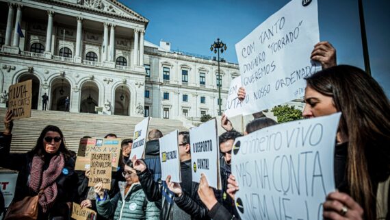 Jornalistas do Global Media Group, que controla o jornal O Jogo, protestaram em Portugal (foto: O Jogo das Nossas Vidas/Facebook)