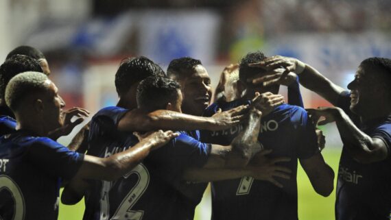 Jogadores do Cruzeiro comemoram gol de Juan Dinenno (foto: Alexandre Guzanshe/EM D.A Press)