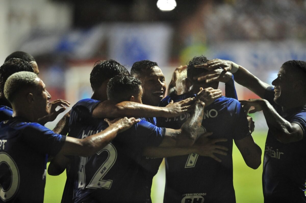 Jogadores do Cruzeiro comemoram gol de Juan Dinenno (foto: Alexandre Guzanshe/EM D.A Press)