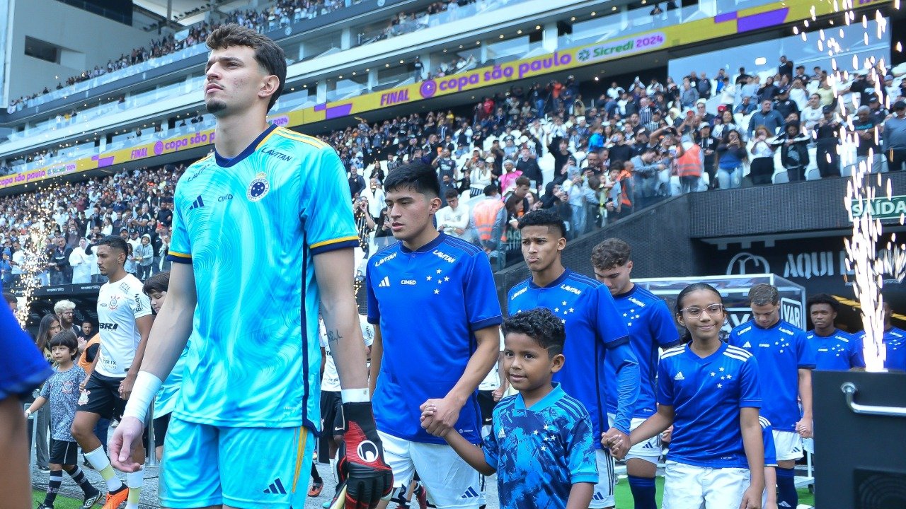 Time do Cruzeiro entrando em campo (foto: Staff Images / Cruzeiro)