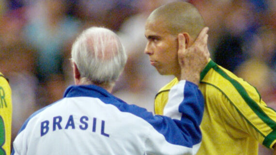 Zagallo (à esquerda) e Ronaldo (à direita) (foto: Antônio Scorza/AFP)