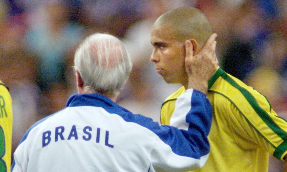 Zagallo (à esquerda) e Ronaldo (à direita) (foto: Antônio Scorza/AFP)