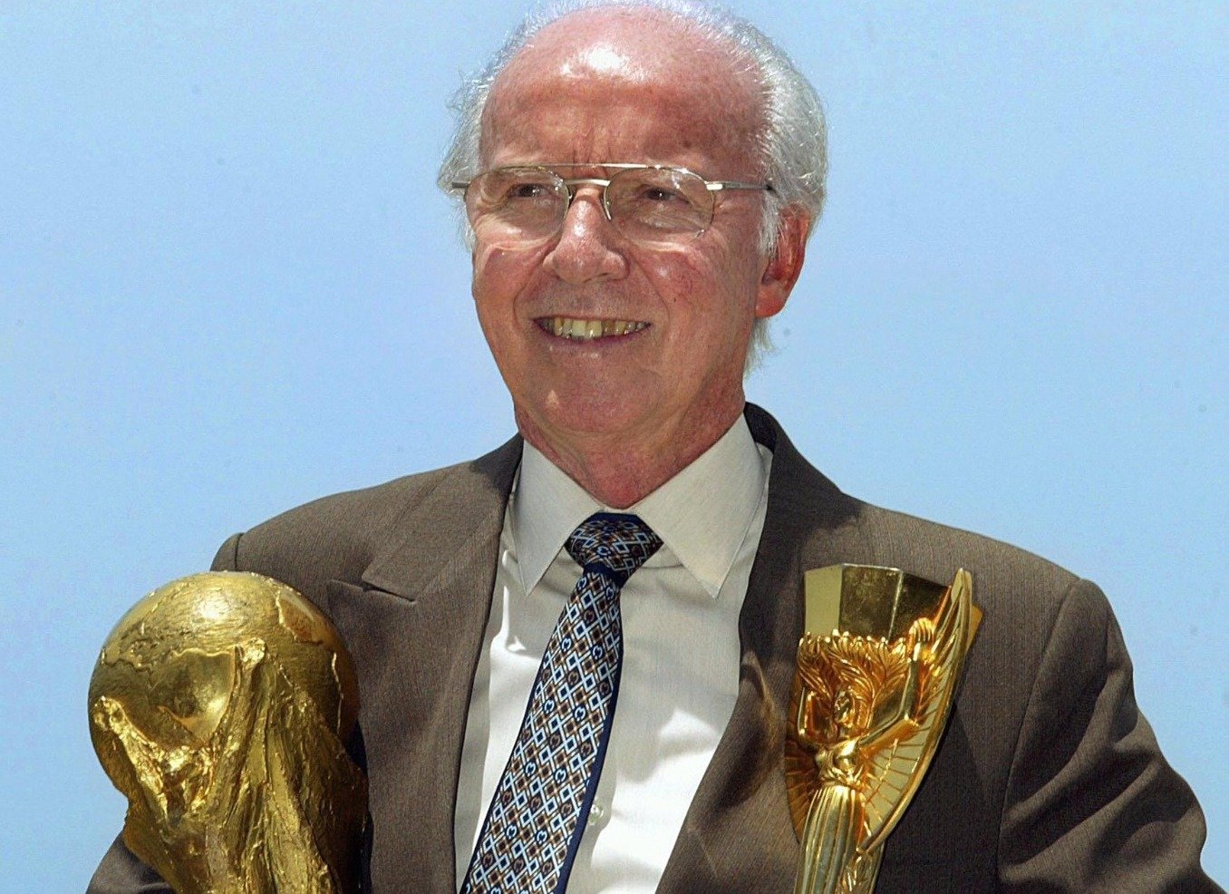 Zagallo com troféus de Copa do Mundo (foto: Antonio Scorza/AFP)