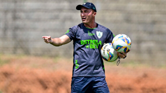 Cauan de Almeida comandou treino no CT Lanna Drumond (foto: Mourão Panda/América)