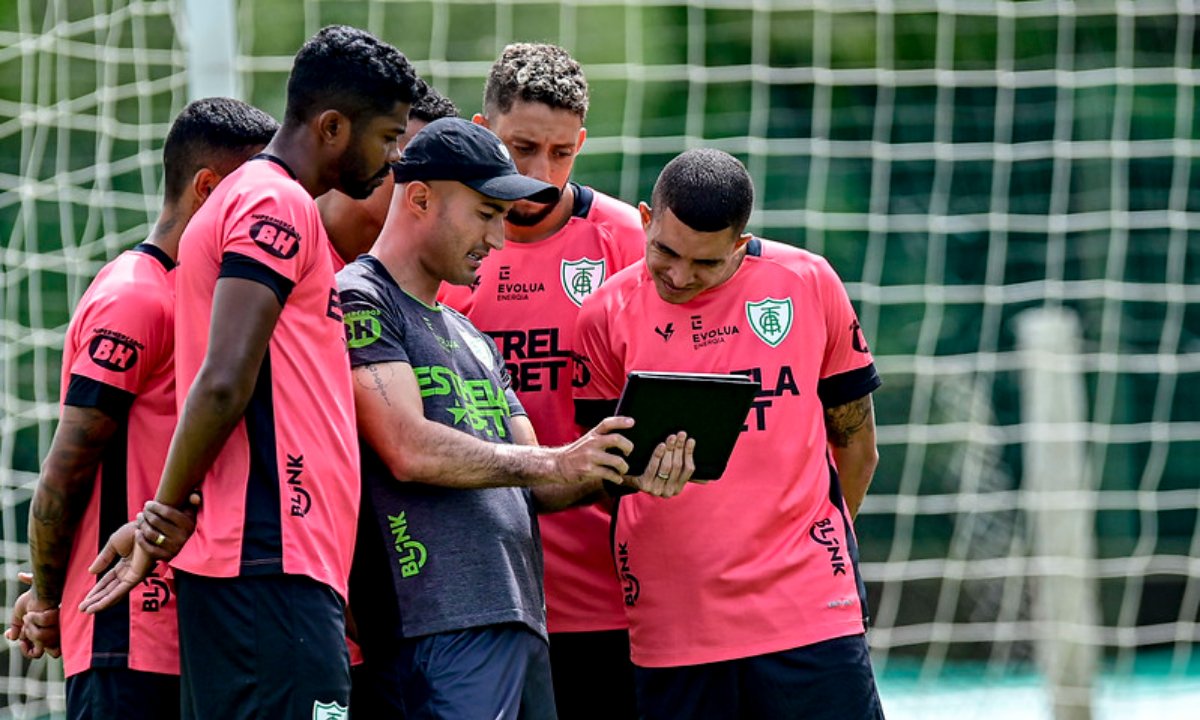 Técnico e jogadores no CT Lanna Drumond (foto: Mourão Panda/América)