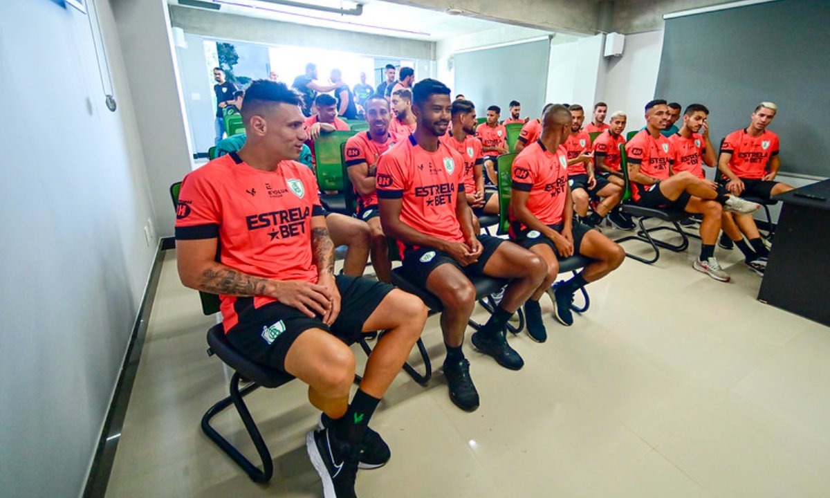 Jogadores do América em reapresentação (foto: Mourão Panda / América)