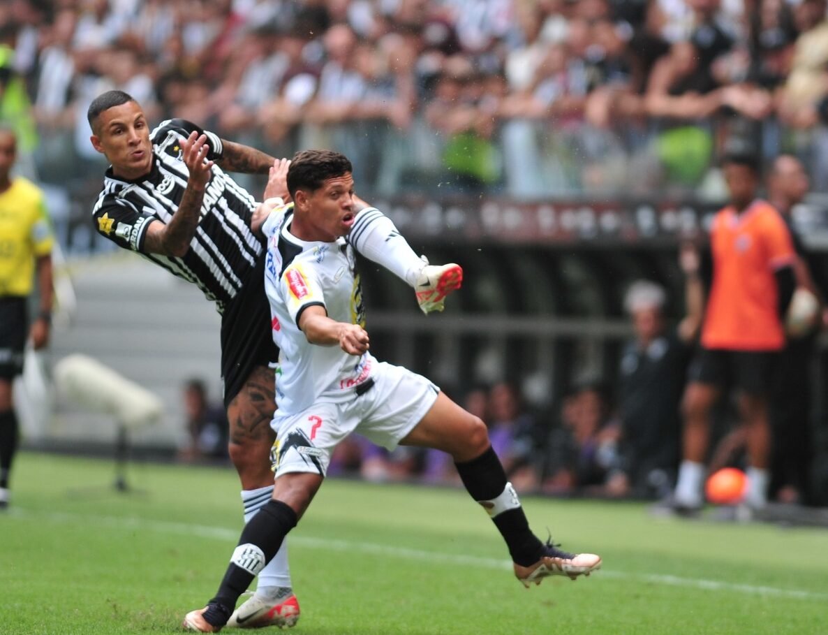 Arana em disputa de bola em Atlético x Democrata-GV (foto: Alexandre Guzanshe/EM/D.A Press)