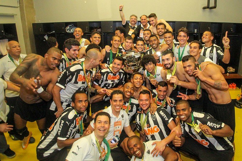 Jogadores do Atlético com a taça da Copa do Brasil de 2014 (foto: Bruno Cantini/Atlético)
