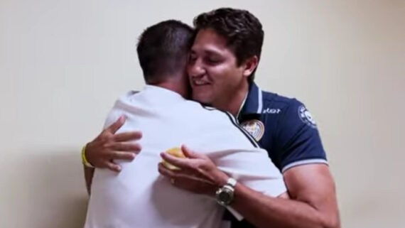 Técnico do Atlético na Copinha abraça Edmilson antes de estreia na competição (foto: Reprodução/Galotv)