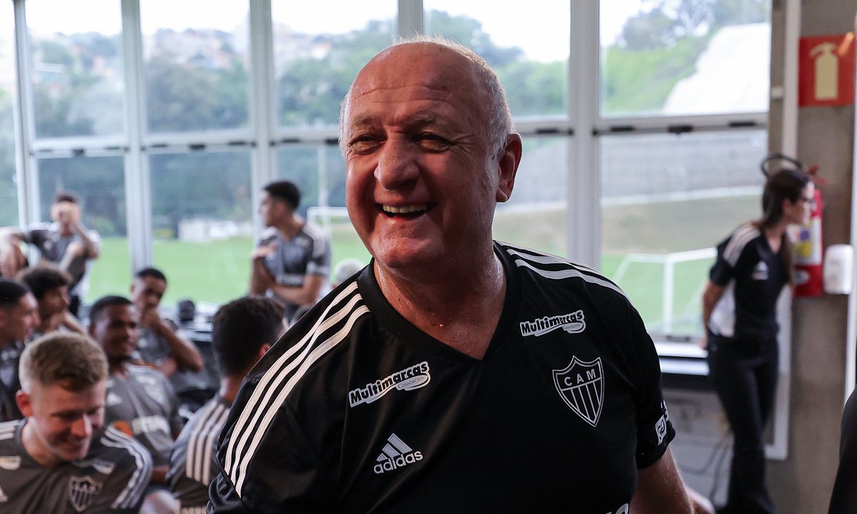 Felipão sorri antes de treino do Atlético na Cidade do Galo (foto: Pedro Souza/Atlético)