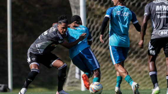 Lemos disputa a bola com atacante do Ipatinga em jogo-treino na Cidade do Galo (foto: Pedro Souza/Atlético)