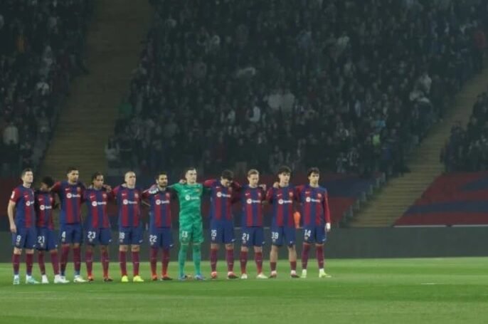 Jogadores do Barcelona perfilados (foto: AFP)