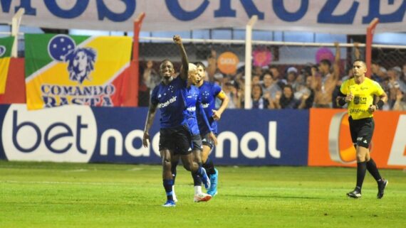 Cruzeiro venceu o Villa Nova por 2 a 1 (foto: Alexandre Guzanshe/EM/DA Press)