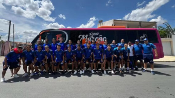 Time do Cruzeiro Alagoano posa para foto antes de viajar para o interior de São Paulo (foto: Alexsander Smith/ASCOM Cruzeiro-AL)