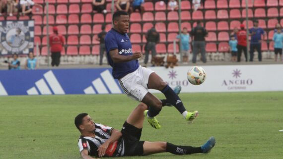 Lance de Cruzeiro x Athletic (foto: Edesio Ferreira/EM/D.A Press)