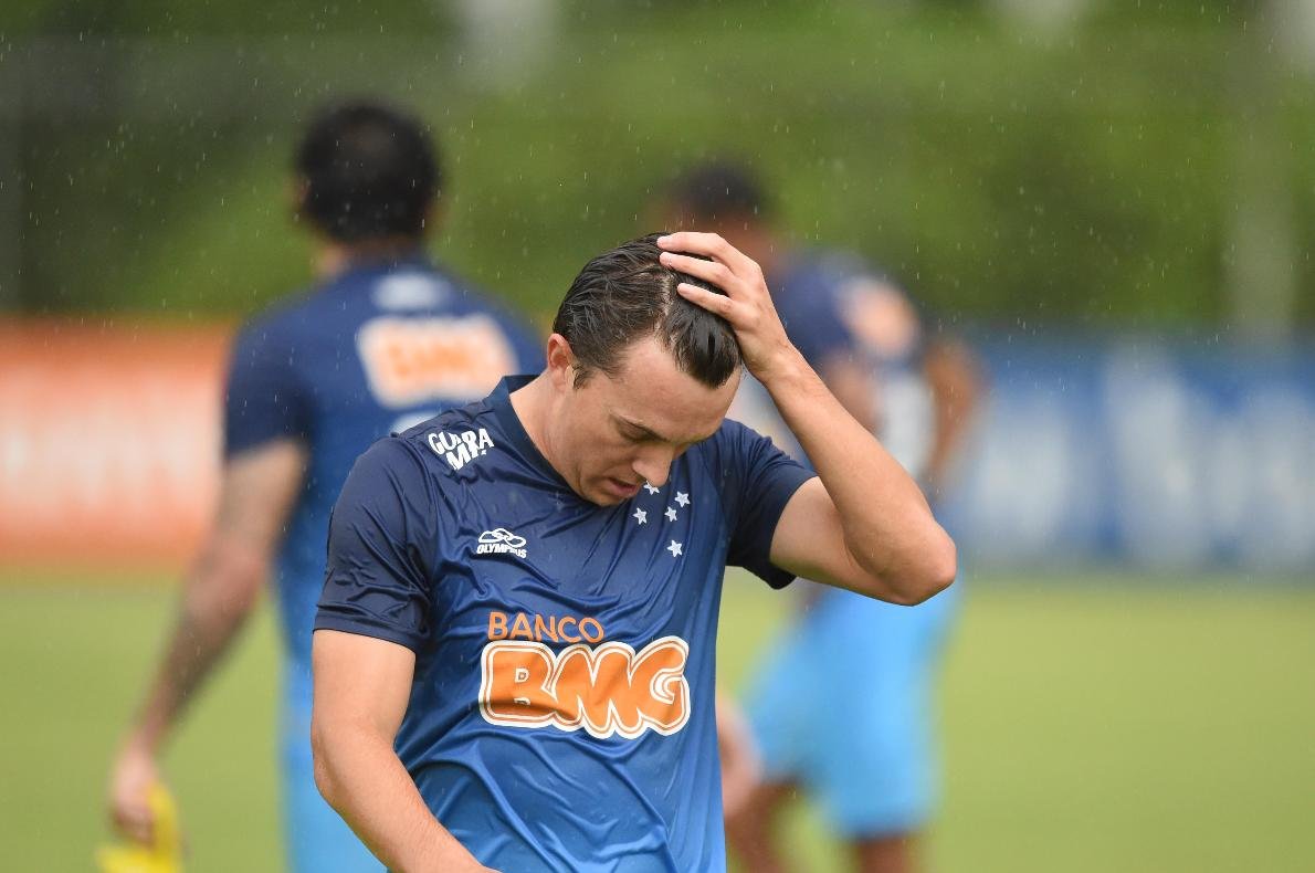 Dagoberto em treino no Cruzeiro (foto: Alexandre Guzanshe/EM/D.A Press - 5/12/2014)