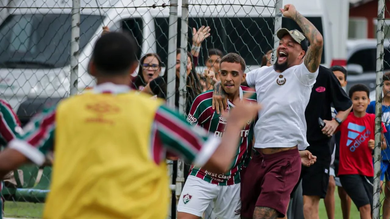 Filho de Felipe Melo, Davi comemora com o pai o título da Copa Rio, em 2023 (foto: Leonardo Brasil/Fluminense)