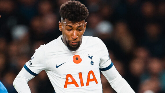 Emerson Royal em jogo pelo Tottenham (foto: Divulgação/Tottenham)