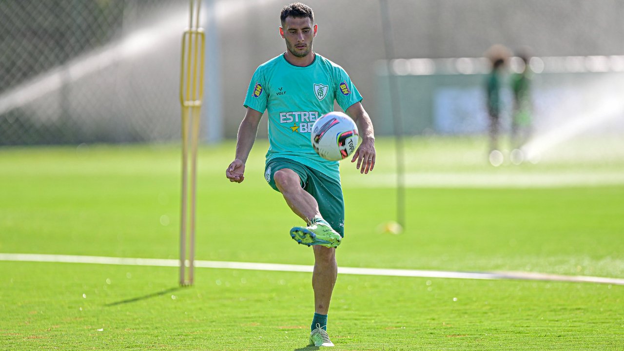 Martinez, meio-campista do América, pode voltar ao time na próxima partida (foto: Mourão Panda/América)