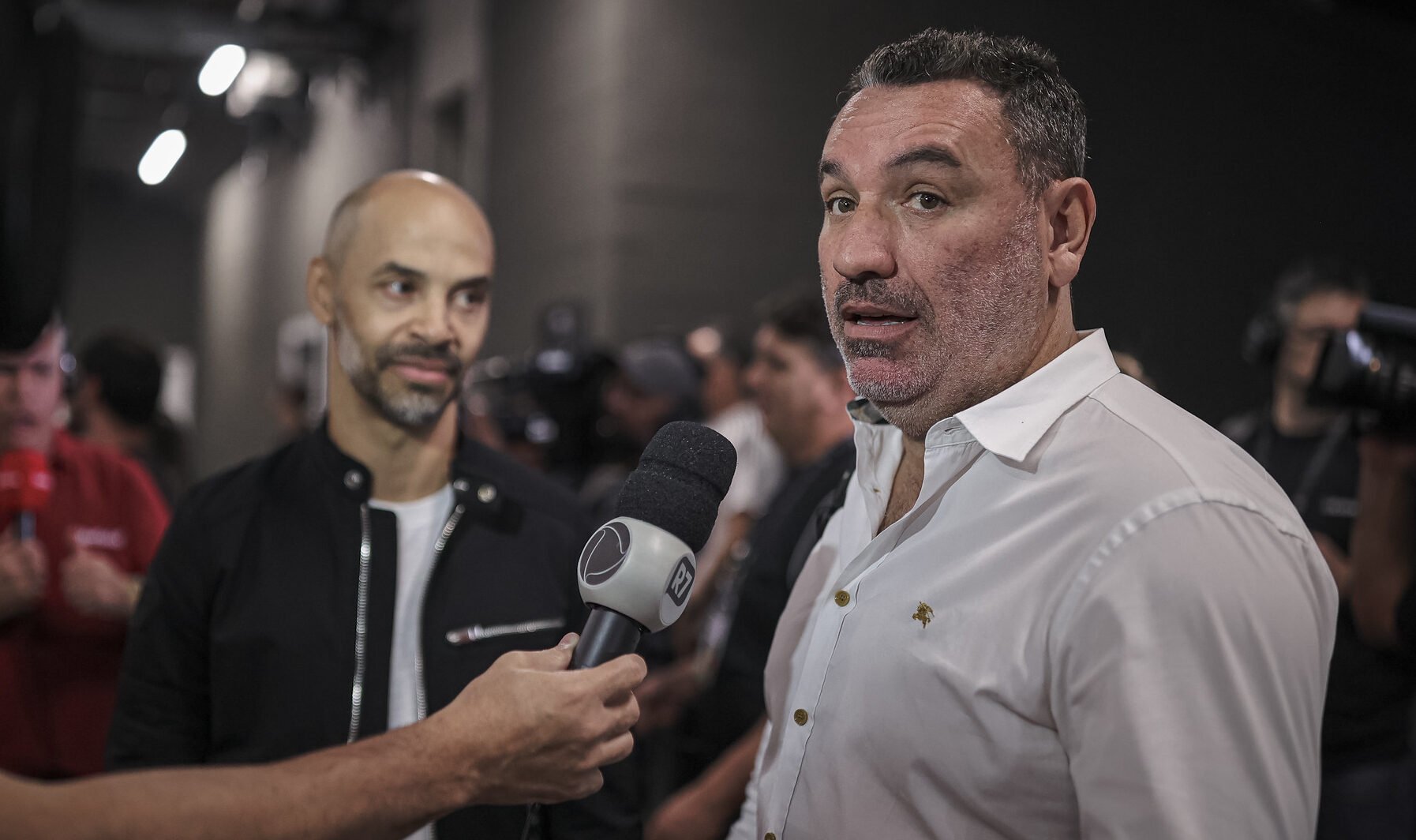 Guilherme Alves durante entrevista; Marques ao fundo (foto: Pedro Souza/Atlético)