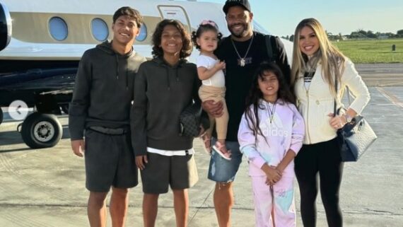 Hulk e família à frente do avião do jogador (foto: Reprodução/Instagram)