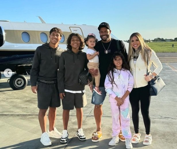 Hulk e família à frente do avião do jogador (foto: Reprodução/Instagram)