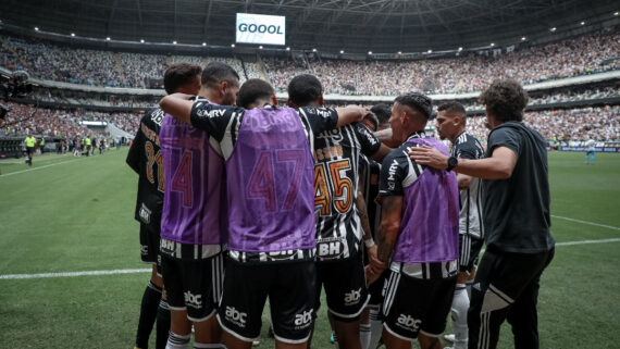 Jogadores do Atlético comemoram gol na Arena MRV (foto: Pedro Souza/Atlético)