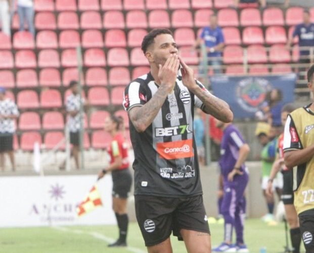 Jonathas, do Athletic, comemora gol contra o Cruzeiro (foto: Edesio Ferreira/EM/D.A Press)