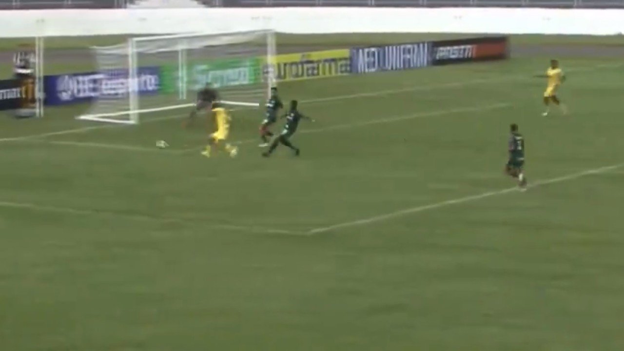 Lance da partida entre Catanduva e Portuguesa, pela Copinha, que ganhou narração cômica de Evandro Cardoso (foto: Reprodução/Canal Futebol Paulista)