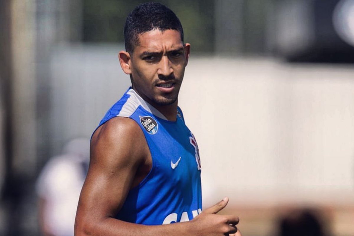 Léo Príncipe, lateral-direito do Pouso Alegre (foto: Reprodução / Instagram)