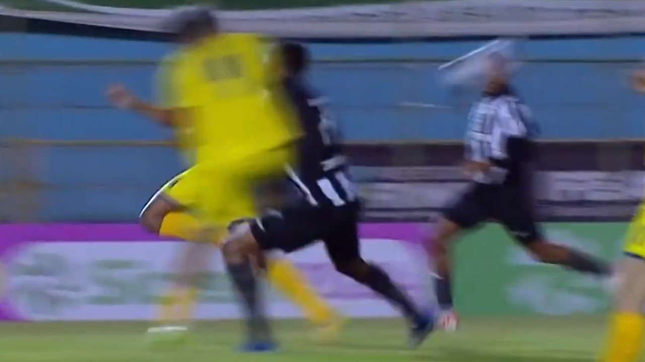 Bernardo Valim, do Botafogo, sofreu entrada violenta de jogador do Tiradentes na Copinha (foto: Reprodução/Sportv)