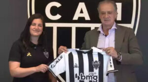 Lindsay Camila é apresentada pelo Atlético e posa com o presidente Sérgio Coelho, em outubro de 2021 - Crédito: 
