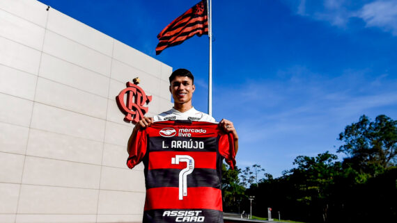 Luiz Araújo posando com a camisa 7 do Flamengo (foto: Marcelo Cortes /CRF)