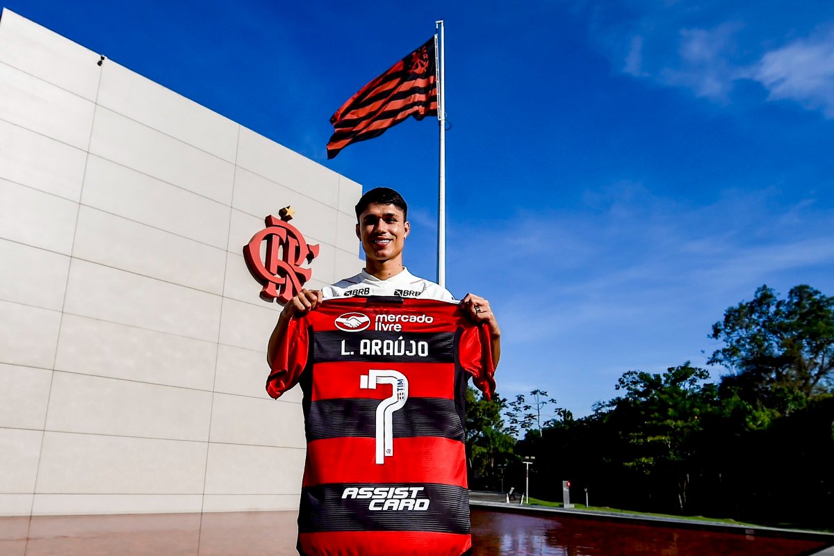 Luiz Araújo posando com a camisa 7 do Flamengo (foto: Marcelo Cortes /CRF)