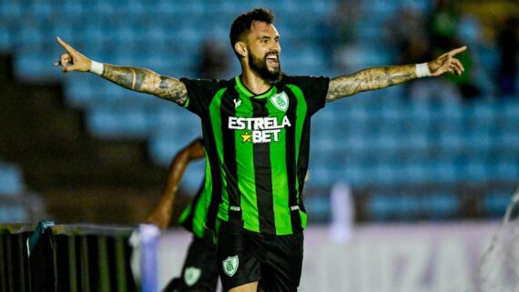 Mastriani abre os braços em comemoração de gol do América (foto: Mourão Panda/América)