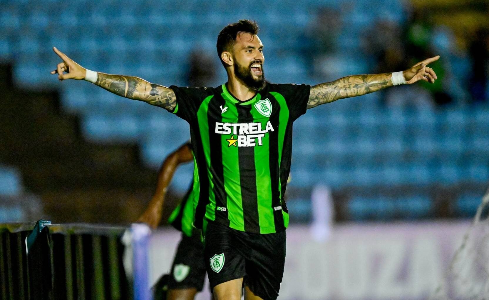 Mastriani abre os braços em comemoração de gol do América (foto: Mourão Panda/América)