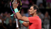 Rafael Nadal cumprimenta a plateia (foto: William WEST / AFP)