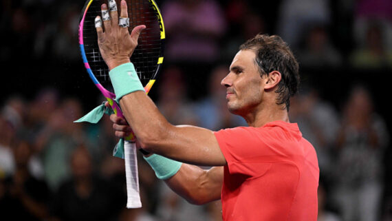 Rafael Nadal cumprimenta a plateia (foto: William WEST / AFP)