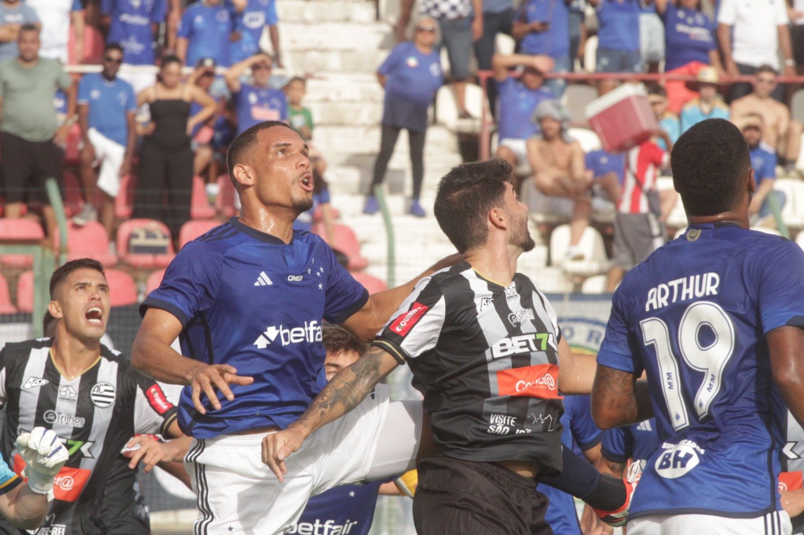 Neris durante Cruzeiro x Athletic (foto: Edesio Ferreira/EM/D.A Press)