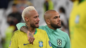 Neymar e Daniel Alves após eliminação do Brasil na Copa do Mundo de 2022 (foto: NELSON ALMEIDA/AFP)