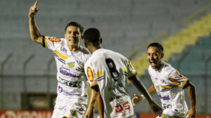 Jogadores do Novorizotino comemoram gol na Copinha (foto: Gustavo Fernandez/Novorizontino)