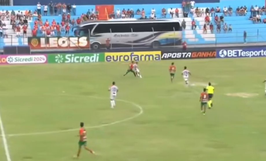 Ônibus em jogo da Copinha (foto: Reprodução)