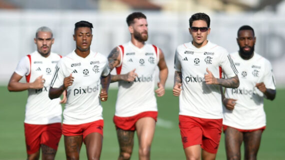 Pedro, do Flamengo, usa óculos escuros durante treino (foto: Divulgação/Flamengo)
