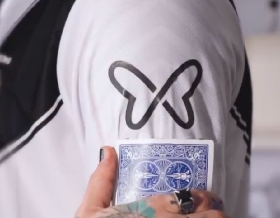 Logo da Fatal Model na camisa da Ponte Preta (foto: Reprodução/Ponte Preta)