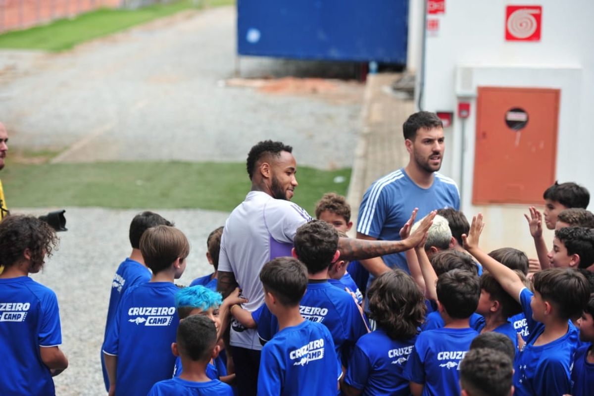 Rafael Silva e crianças na Toca da Raposa - (foto: Alexandre Guzanshe/EM/D.A Press)