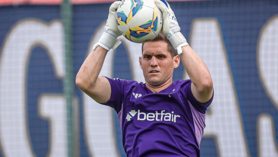 Rafael Cabral, do Cruzeiro, segura a bola (foto: Gustavo Aleixo/Cruzeiro)