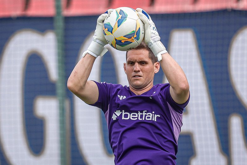 Rafael Cabral, do Cruzeiro, segura a bola (foto: Gustavo Aleixo/Cruzeiro)