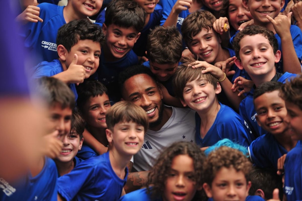 Rafael Silva e crianças na Toca da Raposa 2 (foto: Alexandre Guzanshe/EM/D.A Press)